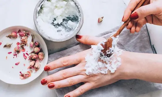 فرد در حال استفاده از نمک حمام 4903754954