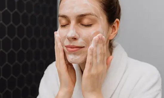 شستن صورت با فوم 6541465310