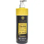 موهای دهیدراته و شکننده می‌توانند به سرعت شادابی و لطافت خود را از دست بدهند، به ویژه پس از رنگ، کراتینه یا استفاده مکرر از مواد شیمیایی. شامپو مو بیوتین استایل تری (Style Tree Biotin Shampoo) محصولی تخصصی است که با ترکیبات طبیعی و مغذی خود، موهای خشک و آسیب‌دیده را بازسازی کرده و سلامت، نرمی و درخشش طبیعی آن‌ها را بازمی‌گرداند. معرفی شامپو بیوتین استایل تری شامپو بیوتین استایل تری (Style Tree Biotin Shampoo) محصول برند استایل تری (Style Tree) و ساخت انگلستان است. این شامپو با فرمولاسیون حرفه‌ای خود حاوی بیوتین، کراتین و پروتئین‌های مغذی می‌باشد و برای انواع مو، به ویژه موهای دهیدراته، آسیب‌دیده، رنگ‌شده و کراتینه‌شده مناسب است. این محصول فاقد سولفات، پارابن، سیلیکون و نمک‌های معدنی بوده و با شستشوی ملایم، موها را تقویت و بازسازی می‌کند بدون اینکه تارهای مو را خشک یا شکننده کند. استفاده منظم از شامپو بیوتین استایل تری باعث کاهش وز و گره‌خوردگی موها و افزایش لطافت و شادابی می‌شود. ترکیبات شامپو بیوتین استایل تری بیوتین: تقویت مو و کاهش شکنندگی تارهای مو کراتین و پروتئین‌ها: بازسازی عمقی تارهای مو و افزایش استحکام روغن آرگان و ترکیبات گیاهی: تغذیه و آبرسانی عمقی موها ویتامین‌های گروه B (B3، B5، B6): بهبود سلامت و انعطاف‌پذیری موها فرمولاسیون فاقد سولفات، پارابن و سیلیکون: محافظت از ساختار طبیعی مو مزایای شامپو بیوتین استایل تری استفاده از شامپو بیوتین استایل تری (Style Tree Biotin Shampoo) مزایای زیر را برای موهای شما به همراه دارد: شستشوی ملایم و آبرسانی موهای دهیدراته کاهش شکنندگی و محافظت از تارهای مو افزایش نرمی، لطافت و شادابی مو بازسازی موهای آسیب‌دیده و رنگ‌شده کاهش وز و گره‌خوردگی مو مناسب موهای کراتینه و پروتئین درمانی محافظت از مو در برابر آسیب‌های محیطی روش استفاده از شامپو بیوتین استایل تری موهای خود را کاملاً مرطوب کنید. مقدار مناسبی از شامپو را روی کف دست ریخته و به آرامی روی موها و پوست سر ماساژ دهید. ۲ تا ۳ دقیقه صبر کنید تا ترکیبات مغذی جذب تارهای مو شوند. سپس موها را با آب ولرم به طور کامل شستشو دهید. برای نتیجه بهتر، می‌توانید همراه با ماسک مو بیوتین استایل تری استفاده نمایید. خرید و قیمت شامپو بیوتین استایل تری برای خرید شامپو مو بیوتین استایل تری (Style Tree Biotin Shampoo) می‌توانید در فروشگاه کلیک بیوتی سفارش خود را ثبت کنید یا از مشاوره رایگان کارشناسان فروش بهره‌مند شوید. این محصول با حجم ۷۵۰ میلی‌لیتر و کیفیت اورجینال انگلستان، گزینه‌ای ایده‌آل برای مراقبت حرفه‌ای و روزانه موها می‌باشد. مشخصات کوتاه محصول نام محصول: شامپو مو بیوتین استایل تری (Style Tree Biotin Shampoo) حجم: ۷۵۰ میلی‌لیتر ساخت: انگلستان تحت لیسانس: ندارد مناسب: انواع مو، به ویژه موهای دهیدراته، آسیب‌دیده و کراتینه فاقد: سولفات، پارابن، سیلیکون و نمک‌های معدنی ویژگی‌های شامپو بیوتین استایل تری شستشوی ملایم و آبرسانی عمقی موها کاهش شکنندگی و وز مو بازسازی و تقویت تارهای مو نرم‌کننده و لطیف‌کننده مو حاوی بیوتین، کراتین و پروتئین مناسب موهای رنگ‌شده و کراتینه‌شده فاقد سولفات، پارابن و سیلیکون 65156132