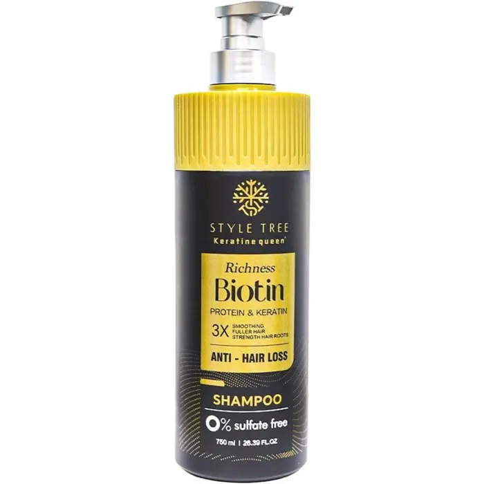 موهای دهیدراته و شکننده می‌توانند به سرعت شادابی و لطافت خود را از دست بدهند، به ویژه پس از رنگ، کراتینه یا استفاده مکرر از مواد شیمیایی. شامپو مو بیوتین استایل تری (Style Tree Biotin Shampoo) محصولی تخصصی است که با ترکیبات طبیعی و مغذی خود، موهای خشک و آسیب‌دیده را بازسازی کرده و سلامت، نرمی و درخشش طبیعی آن‌ها را بازمی‌گرداند. معرفی شامپو بیوتین استایل تری شامپو بیوتین استایل تری (Style Tree Biotin Shampoo) محصول برند استایل تری (Style Tree) و ساخت انگلستان است. این شامپو با فرمولاسیون حرفه‌ای خود حاوی بیوتین، کراتین و پروتئین‌های مغذی می‌باشد و برای انواع مو، به ویژه موهای دهیدراته، آسیب‌دیده، رنگ‌شده و کراتینه‌شده مناسب است. این محصول فاقد سولفات، پارابن، سیلیکون و نمک‌های معدنی بوده و با شستشوی ملایم، موها را تقویت و بازسازی می‌کند بدون اینکه تارهای مو را خشک یا شکننده کند. استفاده منظم از شامپو بیوتین استایل تری باعث کاهش وز و گره‌خوردگی موها و افزایش لطافت و شادابی می‌شود. ترکیبات شامپو بیوتین استایل تری بیوتین: تقویت مو و کاهش شکنندگی تارهای مو کراتین و پروتئین‌ها: بازسازی عمقی تارهای مو و افزایش استحکام روغن آرگان و ترکیبات گیاهی: تغذیه و آبرسانی عمقی موها ویتامین‌های گروه B (B3، B5، B6): بهبود سلامت و انعطاف‌پذیری موها فرمولاسیون فاقد سولفات، پارابن و سیلیکون: محافظت از ساختار طبیعی مو مزایای شامپو بیوتین استایل تری استفاده از شامپو بیوتین استایل تری (Style Tree Biotin Shampoo) مزایای زیر را برای موهای شما به همراه دارد: شستشوی ملایم و آبرسانی موهای دهیدراته کاهش شکنندگی و محافظت از تارهای مو افزایش نرمی، لطافت و شادابی مو بازسازی موهای آسیب‌دیده و رنگ‌شده کاهش وز و گره‌خوردگی مو مناسب موهای کراتینه و پروتئین درمانی محافظت از مو در برابر آسیب‌های محیطی روش استفاده از شامپو بیوتین استایل تری موهای خود را کاملاً مرطوب کنید. مقدار مناسبی از شامپو را روی کف دست ریخته و به آرامی روی موها و پوست سر ماساژ دهید. ۲ تا ۳ دقیقه صبر کنید تا ترکیبات مغذی جذب تارهای مو شوند. سپس موها را با آب ولرم به طور کامل شستشو دهید. برای نتیجه بهتر، می‌توانید همراه با ماسک مو بیوتین استایل تری استفاده نمایید. خرید و قیمت شامپو بیوتین استایل تری برای خرید شامپو مو بیوتین استایل تری (Style Tree Biotin Shampoo) می‌توانید در فروشگاه کلیک بیوتی سفارش خود را ثبت کنید یا از مشاوره رایگان کارشناسان فروش بهره‌مند شوید. این محصول با حجم ۷۵۰ میلی‌لیتر و کیفیت اورجینال انگلستان، گزینه‌ای ایده‌آل برای مراقبت حرفه‌ای و روزانه موها می‌باشد. مشخصات کوتاه محصول نام محصول: شامپو مو بیوتین استایل تری (Style Tree Biotin Shampoo) حجم: ۷۵۰ میلی‌لیتر ساخت: انگلستان تحت لیسانس: ندارد مناسب: انواع مو، به ویژه موهای دهیدراته، آسیب‌دیده و کراتینه فاقد: سولفات، پارابن، سیلیکون و نمک‌های معدنی ویژگی‌های شامپو بیوتین استایل تری شستشوی ملایم و آبرسانی عمقی موها کاهش شکنندگی و وز مو بازسازی و تقویت تارهای مو نرم‌کننده و لطیف‌کننده مو حاوی بیوتین، کراتین و پروتئین مناسب موهای رنگ‌شده و کراتینه‌شده فاقد سولفات، پارابن و سیلیکون 65156132