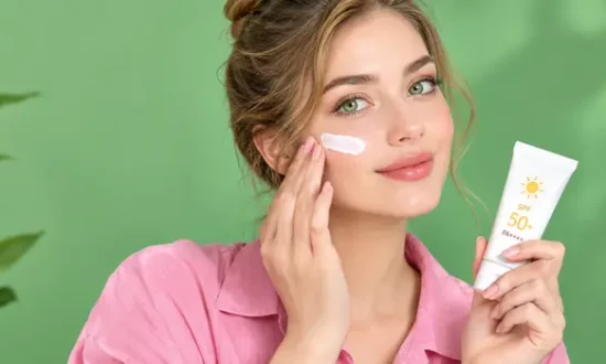 یک خانم با ضدآفتاب برای پوست چرب به دست است 4837585453