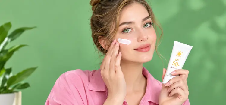 یک خانم با ضدآفتاب برای پوست چرب به دست است 4837585453