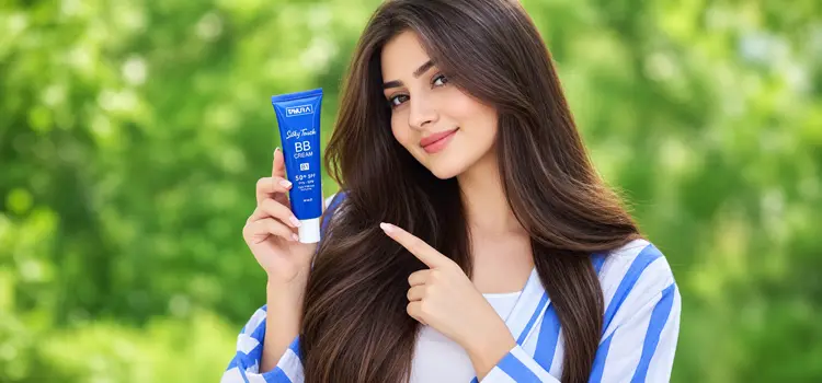 یک خانم با یک عدد بی بی کرم به دست 9295245